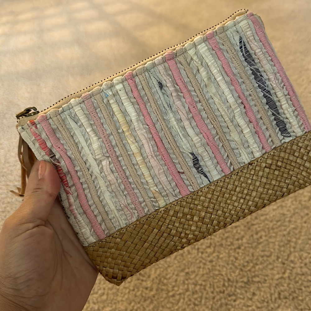 Handcrafted clutch with woven fabric, straw bottom, leather tassel